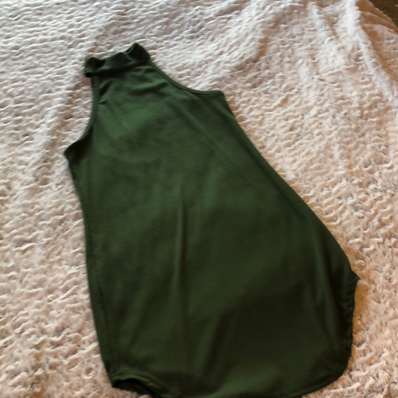 Sleeveless Turtle Neck - Picture 2 of 2